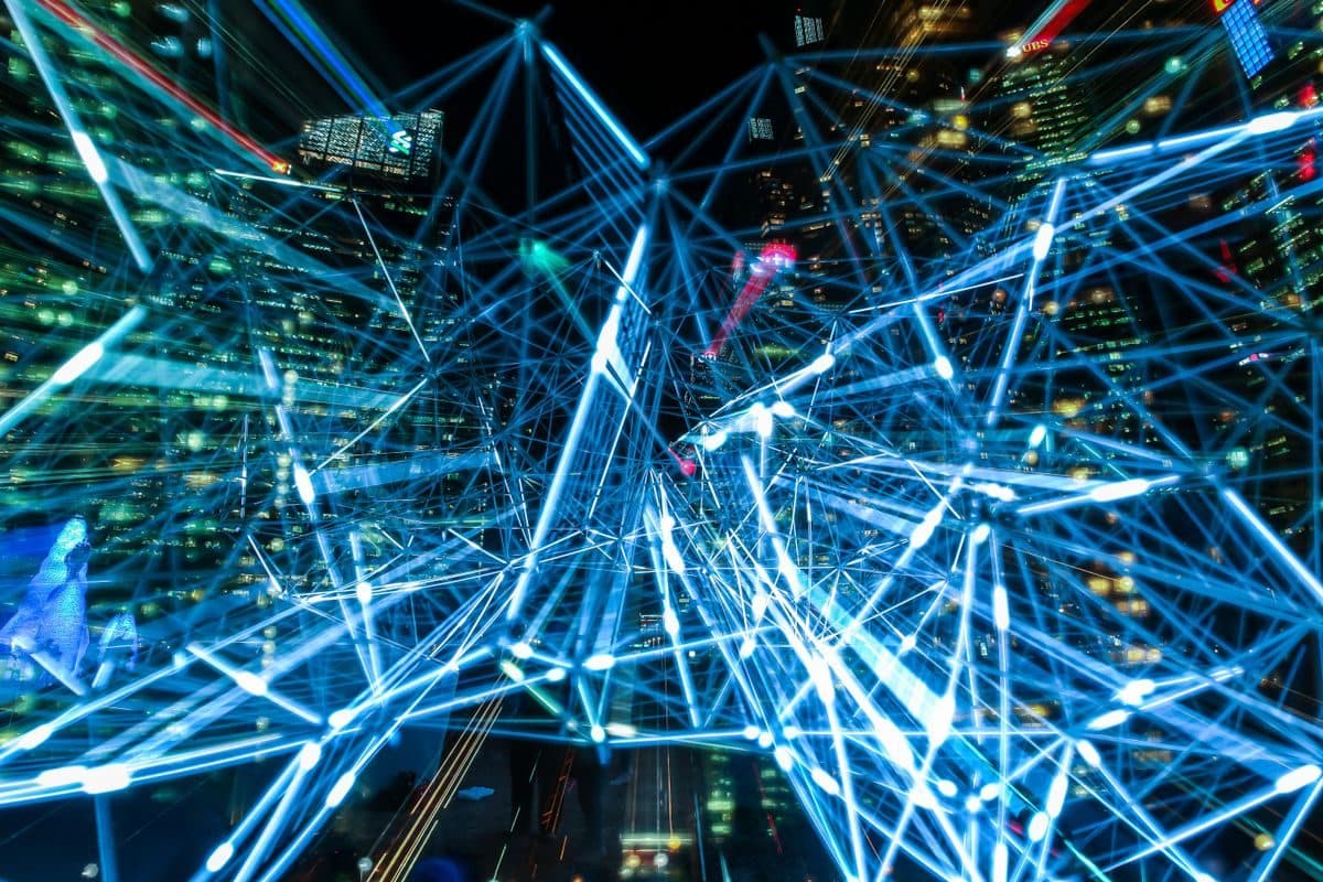 Abstrakte Darstellung eines digitalen Netzwerks über einer Stadt bei Nacht